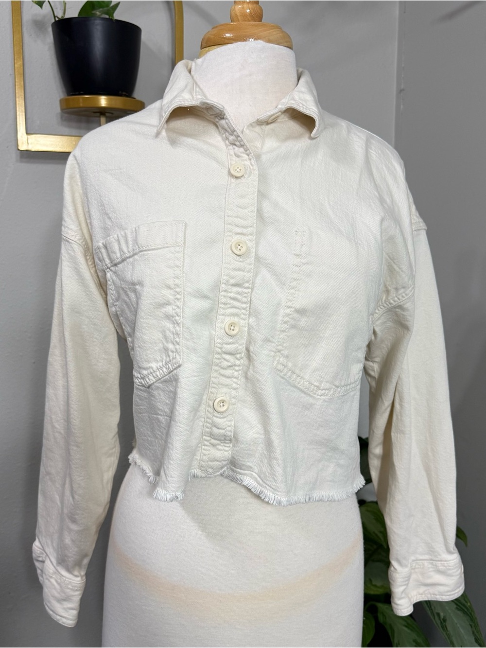American Eagle Women’s Medium Cropped Shirt Jacket Cream Raw Hem Button Front